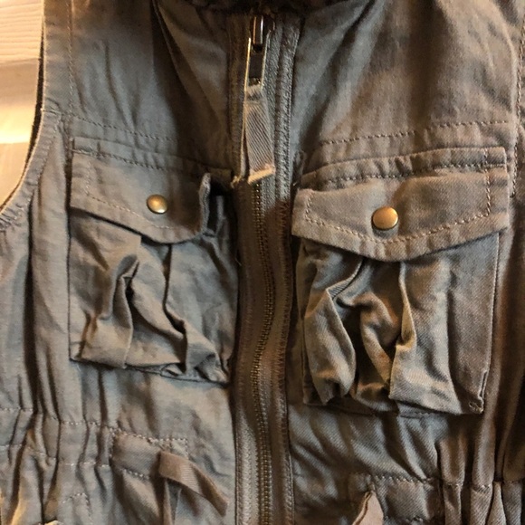 Feminine and frilly khaki vest size 6/7 crewcuts - Picture 3 of 4